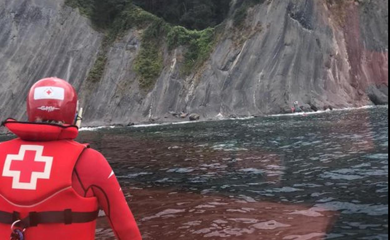 Efectivos de Cruz Roja se dirigen al rescate.