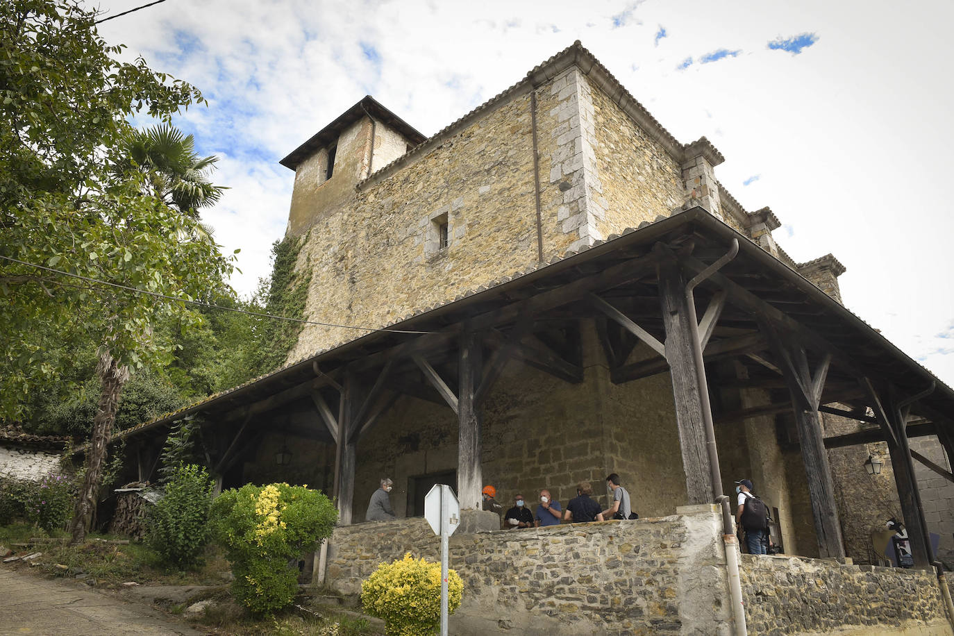 Los descendientes de Migel Joakin Eleizegi, el Ayuntamiento de Altzo y la Sociedad de Ciencias Aranzadi han explicado los pormenores del hallazgo de los restos óseos del gigante de Altzo en el osario del cementerio de Altzo.