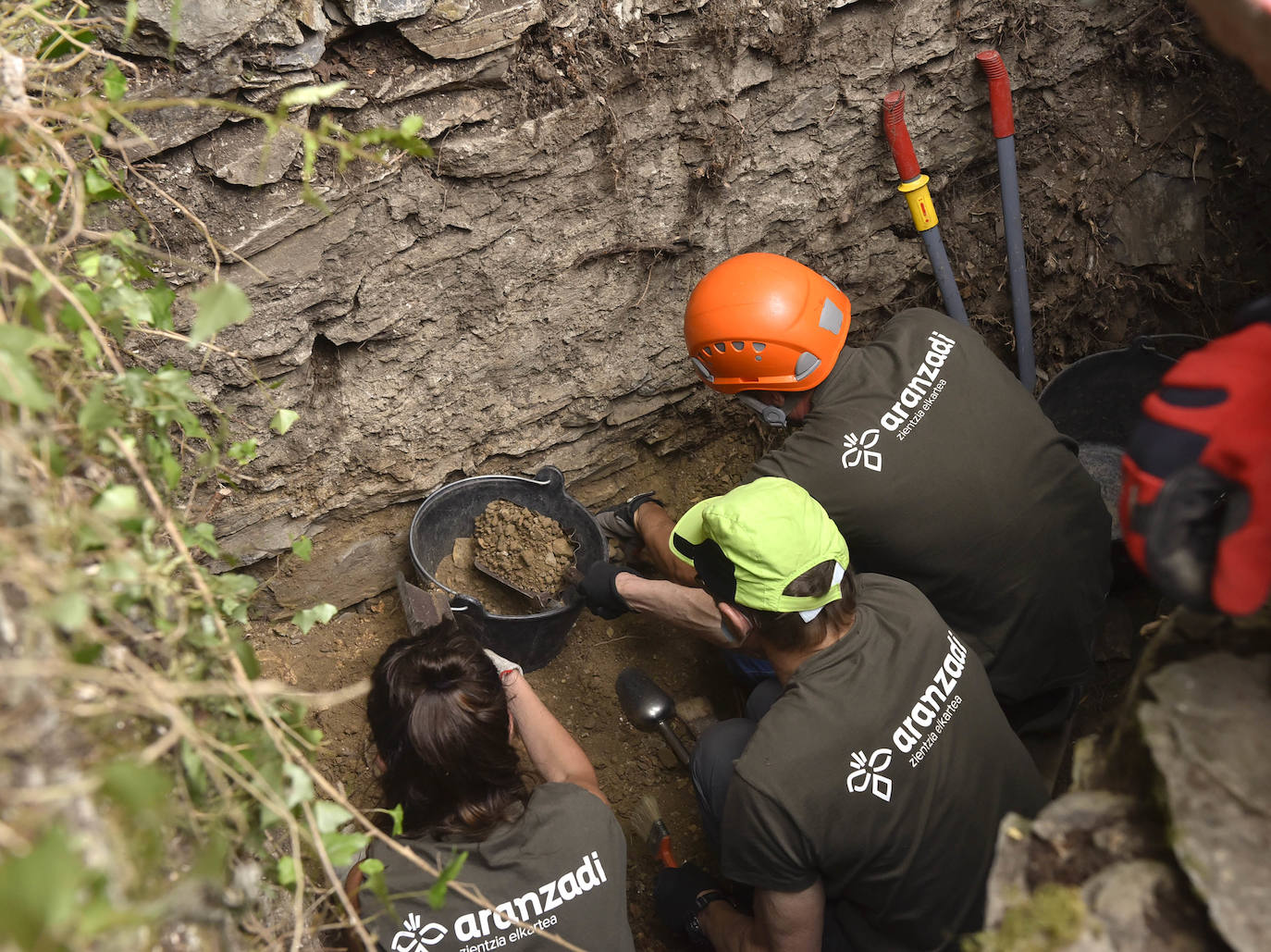 Los descendientes de Migel Joakin Eleizegi, el Ayuntamiento de Altzo y la Sociedad de Ciencias Aranzadi han explicado los pormenores del hallazgo de los restos óseos del gigante de Altzo en el osario del cementerio de Altzo.