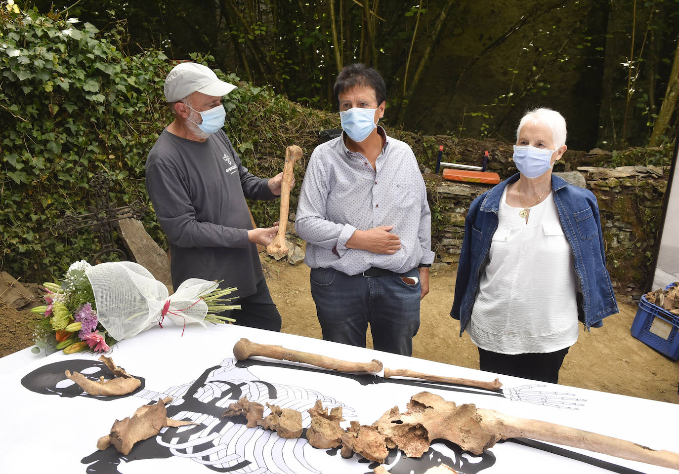 Los descendientes de Migel Joakin Eleizegi, el Ayuntamiento de Altzo y la Sociedad de Ciencias Aranzadi han explicado los pormenores del hallazgo de los restos óseos del gigante de Altzo en el osario del cementerio de Altzo.