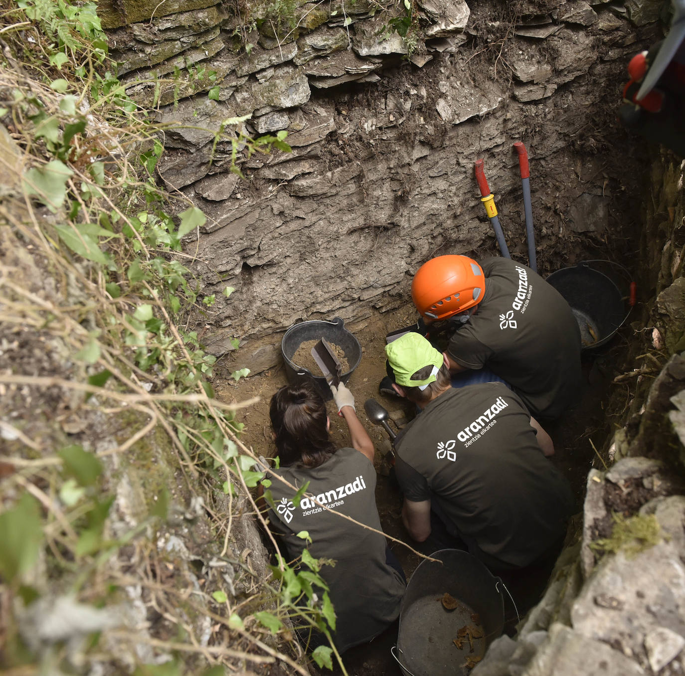 Los descendientes de Migel Joakin Eleizegi, el Ayuntamiento de Altzo y la Sociedad de Ciencias Aranzadi han explicado los pormenores del hallazgo de los restos óseos del gigante de Altzo en el osario del cementerio de Altzo.