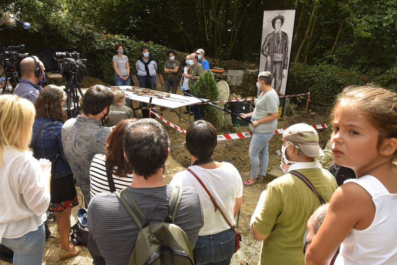 Los descendientes de Migel Joakin Eleizegi, el Ayuntamiento de Altzo y la Sociedad de Ciencias Aranzadi han explicado los pormenores del hallazgo de los restos óseos del gigante de Altzo en el osario del cementerio de Altzo.