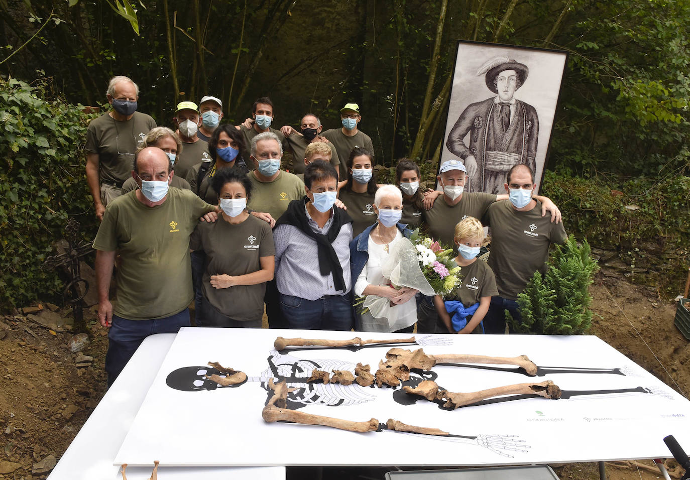 Los descendientes de Migel Joakin Eleizegi, el Ayuntamiento de Altzo y la Sociedad de Ciencias Aranzadi han explicado los pormenores del hallazgo de los restos óseos del gigante de Altzo en el osario del cementerio de Altzo.