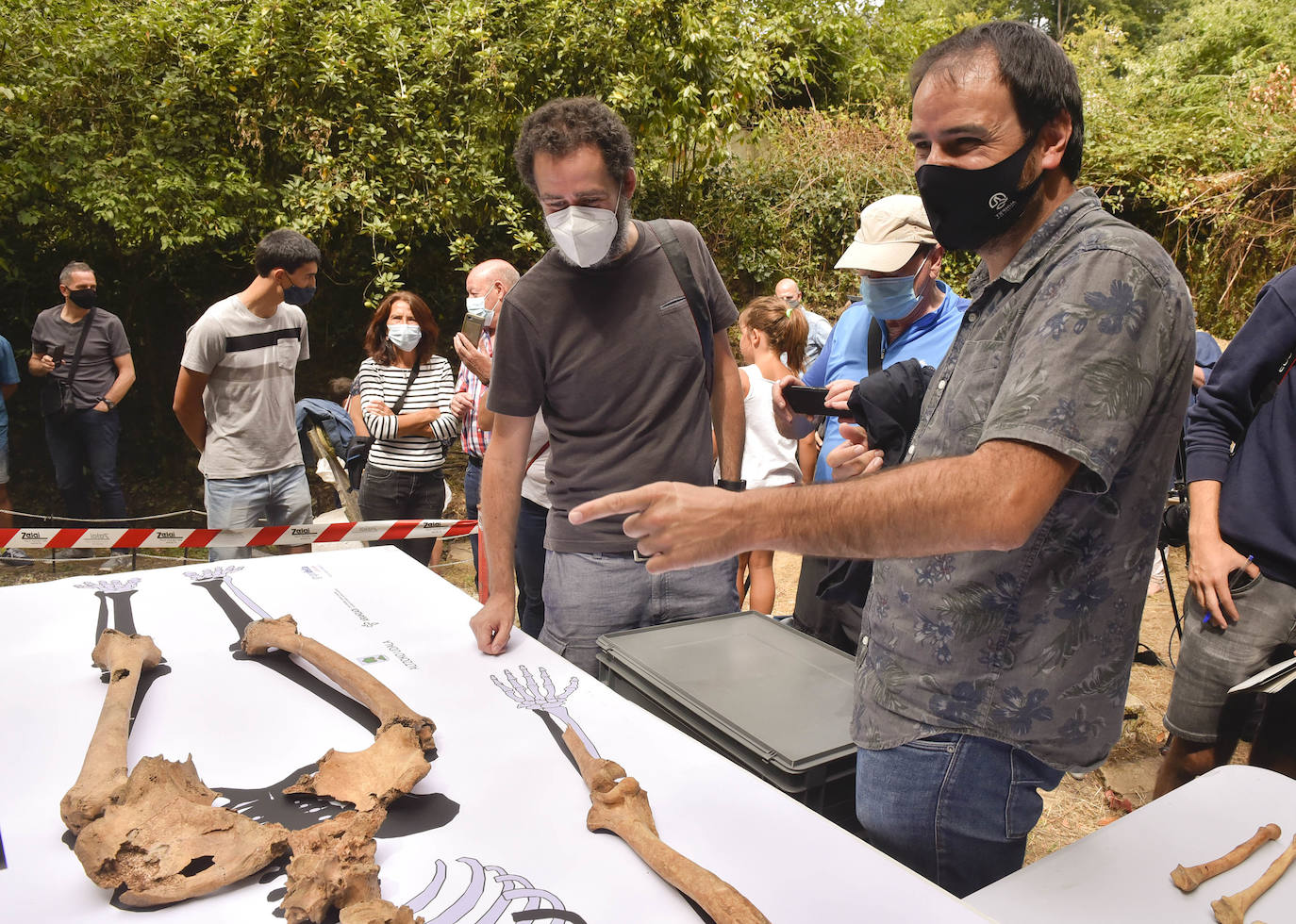 Los descendientes de Migel Joakin Eleizegi, el Ayuntamiento de Altzo y la Sociedad de Ciencias Aranzadi han explicado los pormenores del hallazgo de los restos óseos del gigante de Altzo en el osario del cementerio de Altzo.