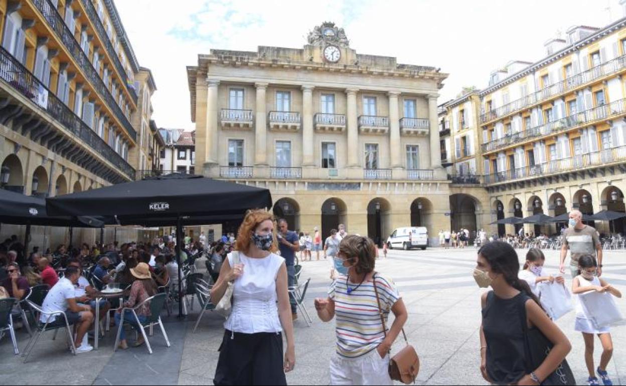 Terrazas en la plaza de la Constitución de Donostia. Con el buen tiempo, la gente ha salido a la calle. 