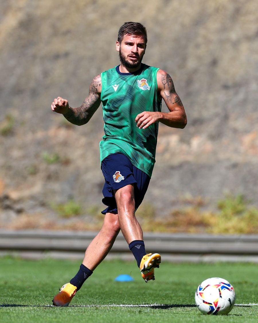 Los jugadores de la Real Sociedad siguen con su puesta a punto antes de que a mediados de septiembre comience la competición oficial