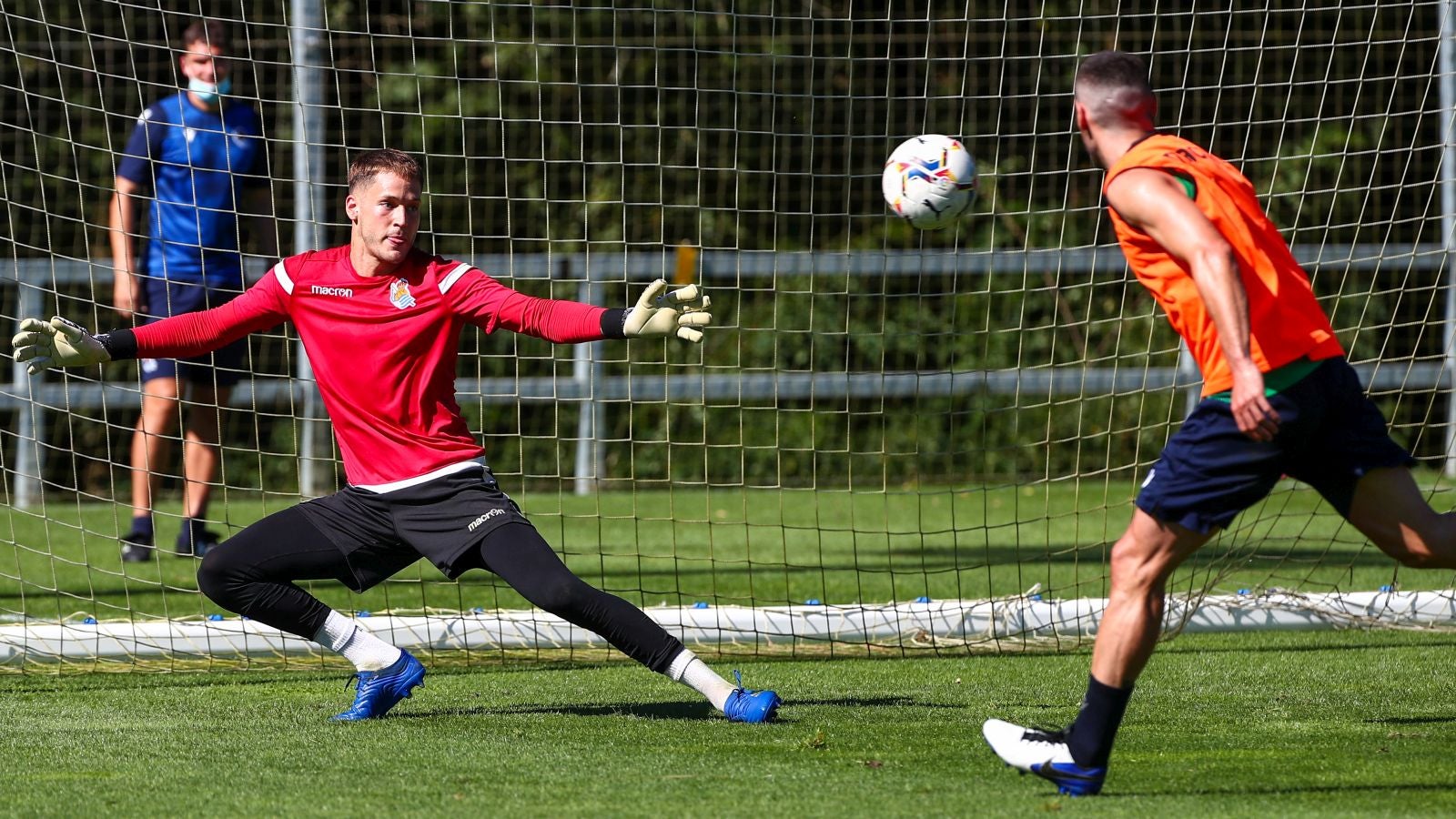 Los jugadores de la Real Sociedad siguen con su puesta a punto antes de que a mediados de septiembre comience la competición oficial