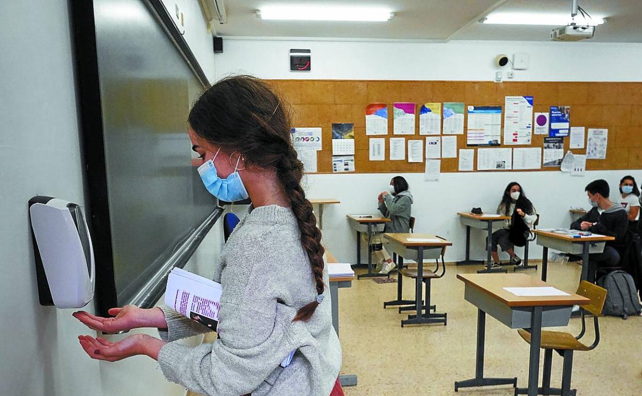 Una alumna se desinfecta las manos con hidrogel antes del inicio de un examen el curso pasado.