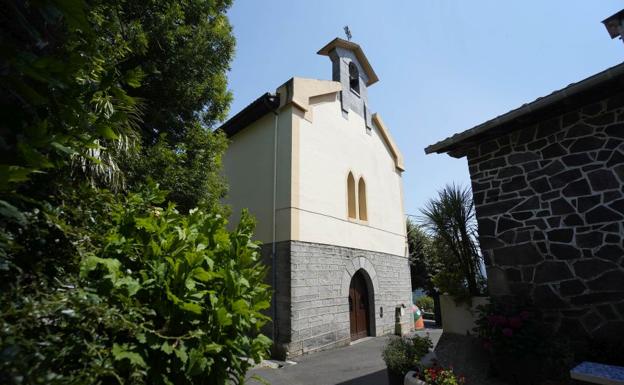 Ermita de Izaskun con un arco apuntado de aspecto medieval en su entrada.