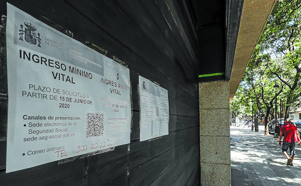 Oficinas cerradas del INSS donde se informa de los requisitos para la tramitación del ingreso mínimo.