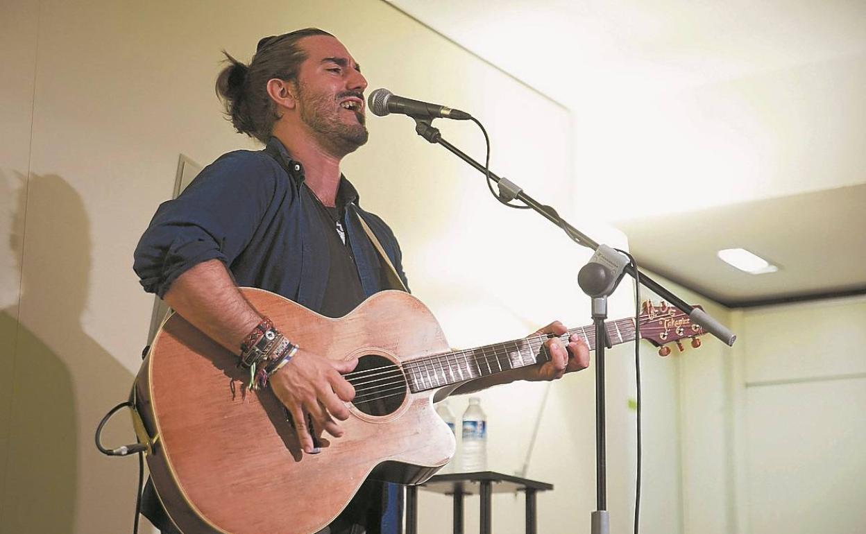 Andrés Suárez cantando en solitario. 