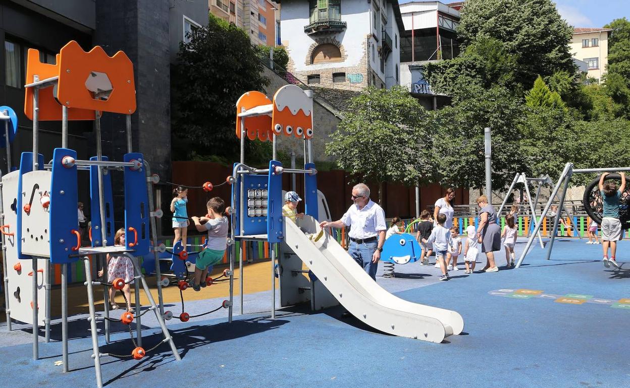 Un parque de Eibar a finales de junio pasado. 