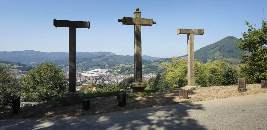 El principal núcleo del Alto Urola, cuna de conquistadores y ligado desde hace siglos ala industria del hierro, sorprende por su rico patrimonio artístico en el que destaca la Antigua. 