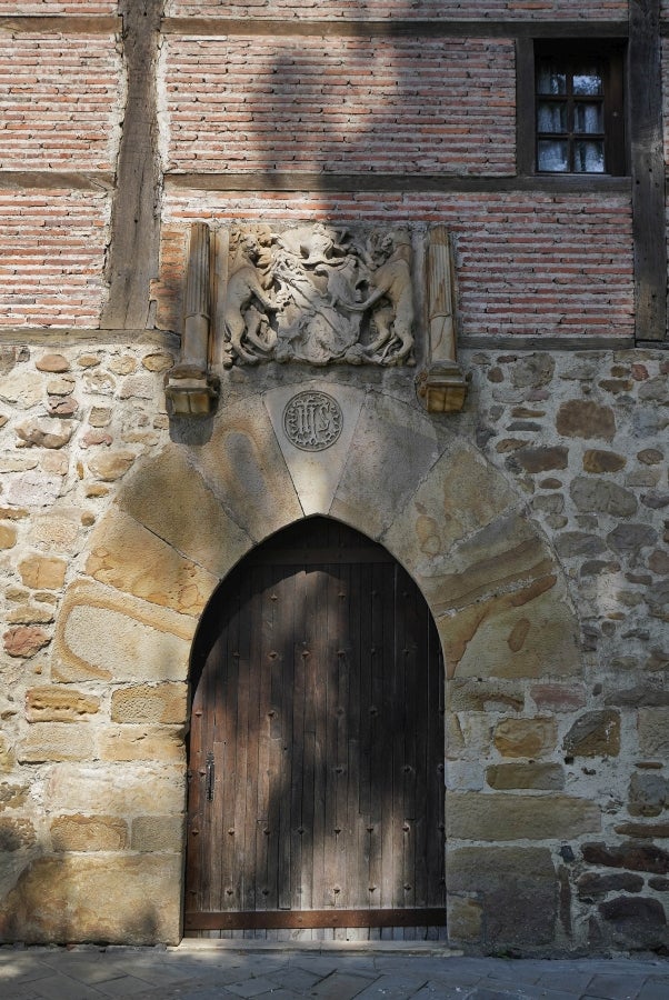 El principal núcleo del Alto Urola, cuna de conquistadores y ligado desde hace siglos ala industria del hierro, sorprende por su rico patrimonio artístico en el que destaca la Antigua. 