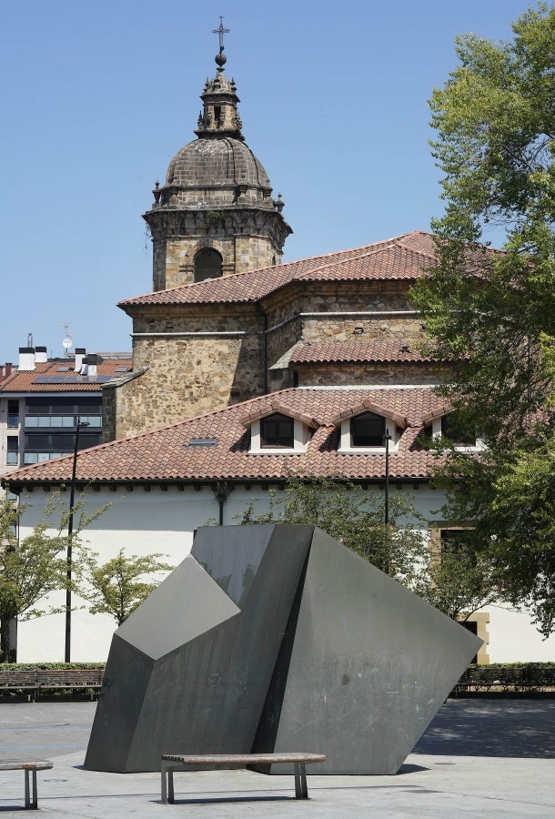 El principal núcleo del Alto Urola, cuna de conquistadores y ligado desde hace siglos ala industria del hierro, sorprende por su rico patrimonio artístico en el que destaca la Antigua. 