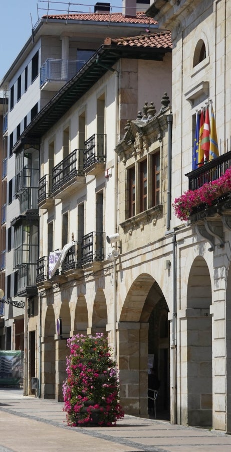 El principal núcleo del Alto Urola, cuna de conquistadores y ligado desde hace siglos ala industria del hierro, sorprende por su rico patrimonio artístico en el que destaca la Antigua. 