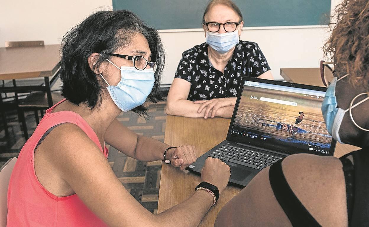 María Berlanga, a la izquierda, del Área de Familia e Infancia de Cáritas Bizkaia; Mariluz, del grupo Tximeleta, y Regina, a la derecha.