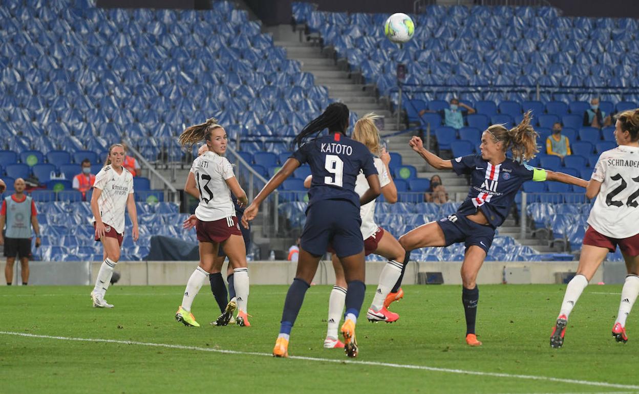 Irene Paredes, con el brazalete de capitana del PSG, lucha por un balón aéreo, en el Reale Arena.