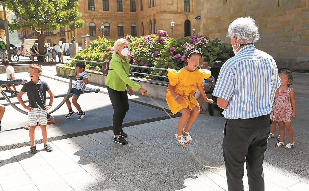 Los niños podrán ir a los parques, pero se recomienda que no se relacionen entre ellos para evitar riesgos de contagio