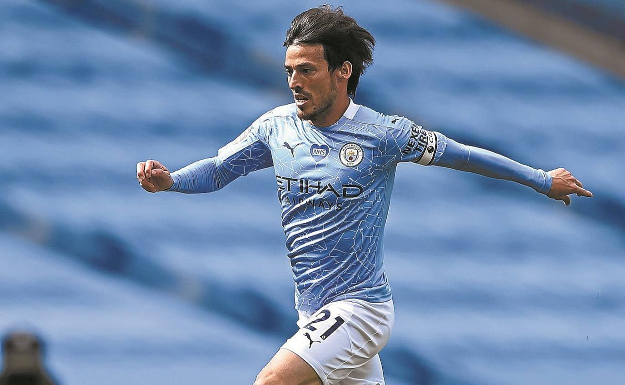 David Silva conduce un balón en el Etihad Stadium durante su etapa como jugador en el Manchester City. 
