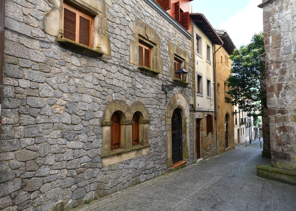 Ubicado en la frontera con Bizkaia, en un punto estratégico con espectaculares vistas al Anboto y al Udalaitz, fue especialmente castigado en la Guerra Civil