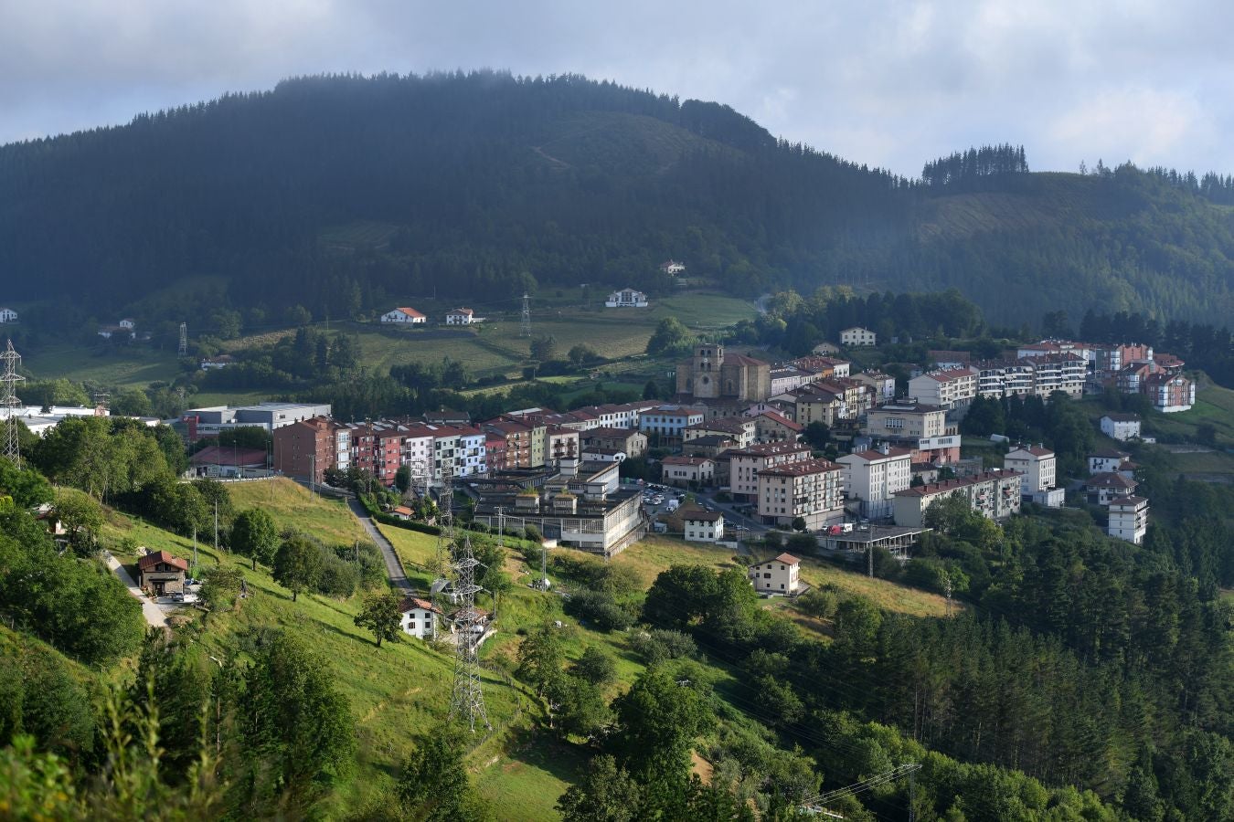 Ubicado en la frontera con Bizkaia, en un punto estratégico con espectaculares vistas al Anboto y al Udalaitz, fue especialmente castigado en la Guerra Civil