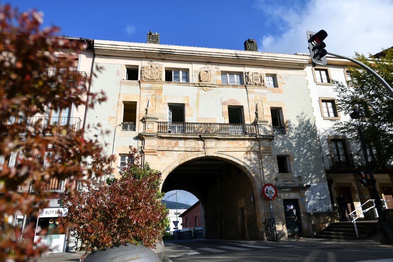 Ubicado en la frontera con Bizkaia, en un punto estratégico con espectaculares vistas al Anboto y al Udalaitz, fue especialmente castigado en la Guerra Civil