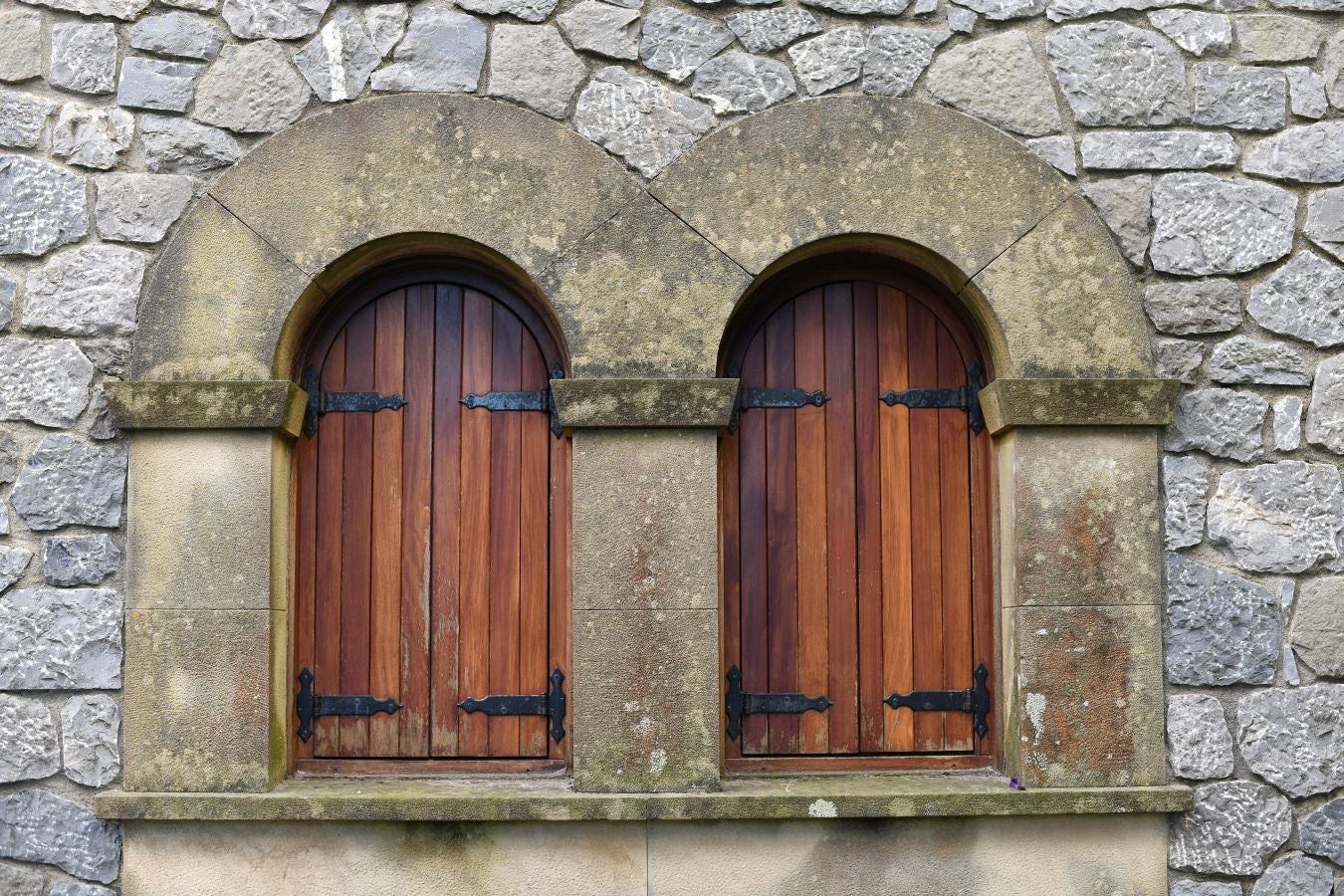 Ubicado en la frontera con Bizkaia, en un punto estratégico con espectaculares vistas al Anboto y al Udalaitz, fue especialmente castigado en la Guerra Civil