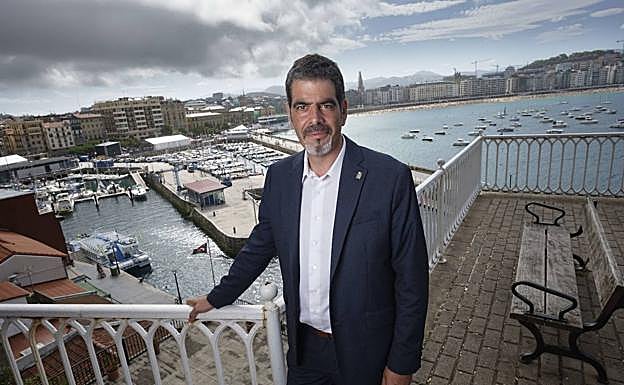 Eneko Goia, en el muelle donostiarra este verano. 