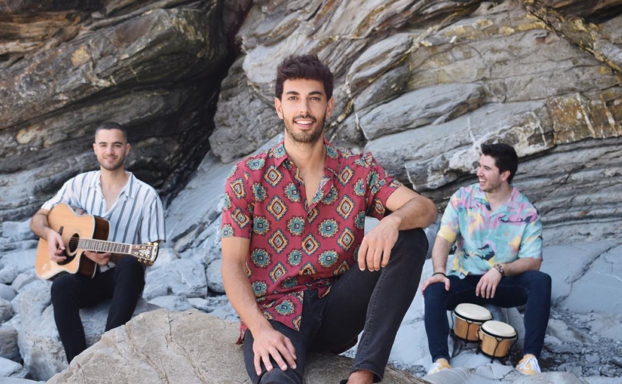 Rubén de la Iglesia, Asier Piera y Ander Sáenz componen el grupo irundarra Cliché. 