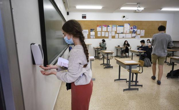 Mamparas en el comedor y ventanas abiertas