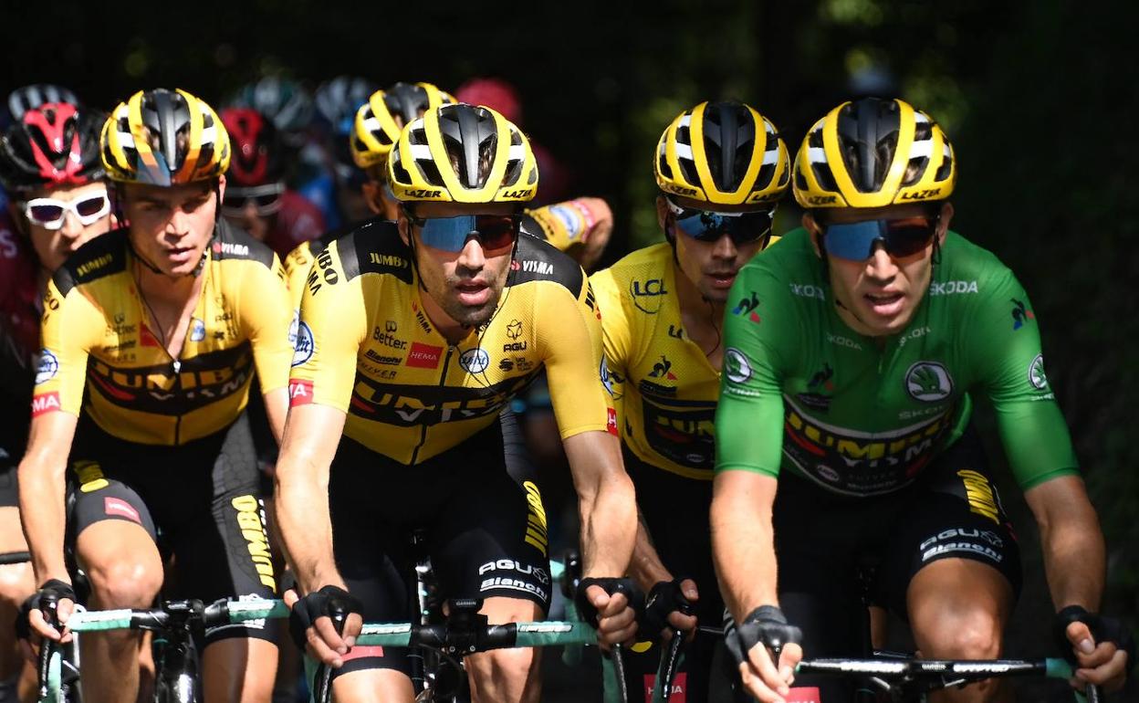 Dumoulin y Roglic, en el centro de la imagen, en la tercera etapa del Criterium Dauphine. 