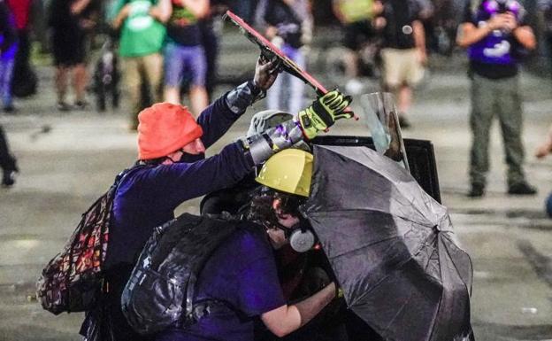 La muerte a tiros de dos manifestantes lleva al límite la tensión en Kenosha