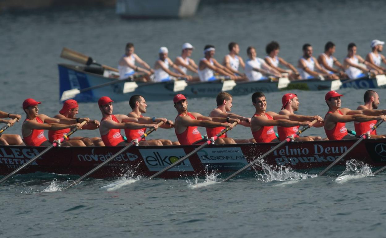 Zumaia y Donostiarra B bogan en aguas de Getaria. La Telmo Deun irá casi salvada a Castro Urdiales, donde la Bantxa se la juega. 