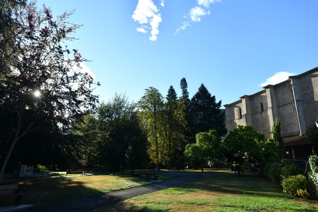 Villa de tradición textil, escenario del aislamiento del wolframio y del abrazo que puso fin a una guerra, conserva un buen número de palacios y casas torre de los siglos XVI y XVII