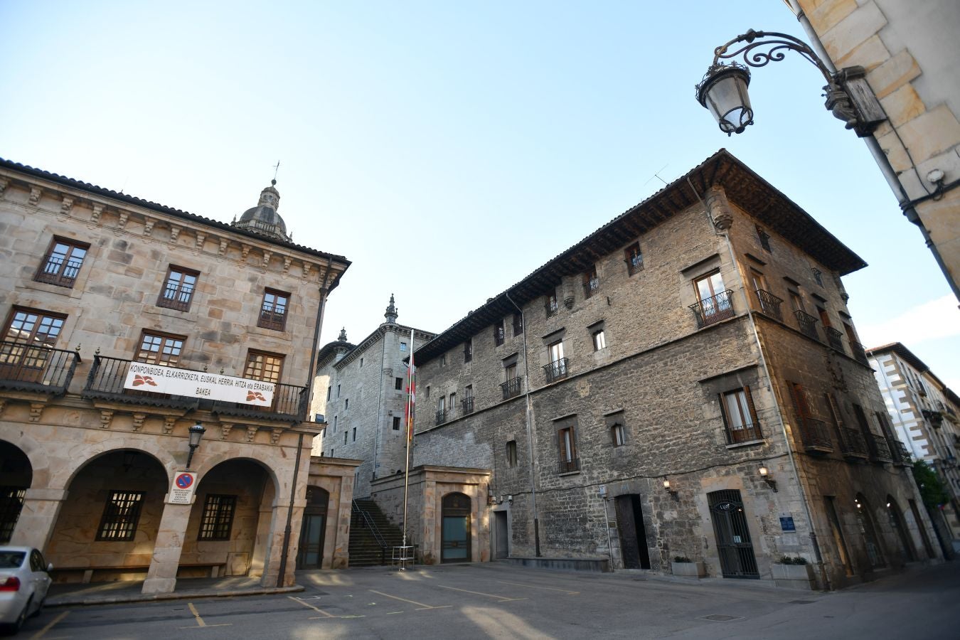 Villa de tradición textil, escenario del aislamiento del wolframio y del abrazo que puso fin a una guerra, conserva un buen número de palacios y casas torre de los siglos XVI y XVII