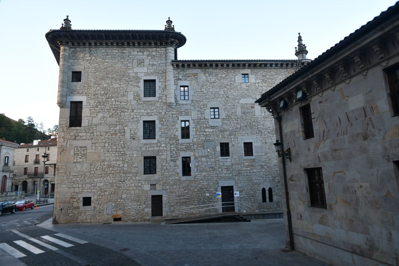 Villa de tradición textil, escenario del aislamiento del wolframio y del abrazo que puso fin a una guerra, conserva un buen número de palacios y casas torre de los siglos XVI y XVII