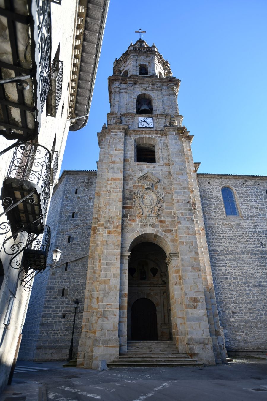 Villa de tradición textil, escenario del aislamiento del wolframio y del abrazo que puso fin a una guerra, conserva un buen número de palacios y casas torre de los siglos XVI y XVII