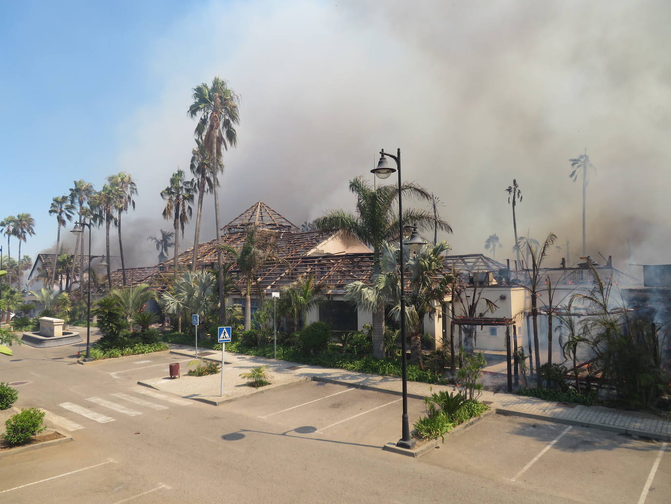Efectivos del Plan Infoca y del Consorcio Provincial de Bomberos trabajan en la zona