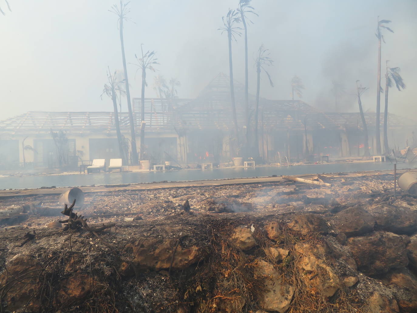 Efectivos del Plan Infoca y del Consorcio Provincial de Bomberos trabajan en la zona