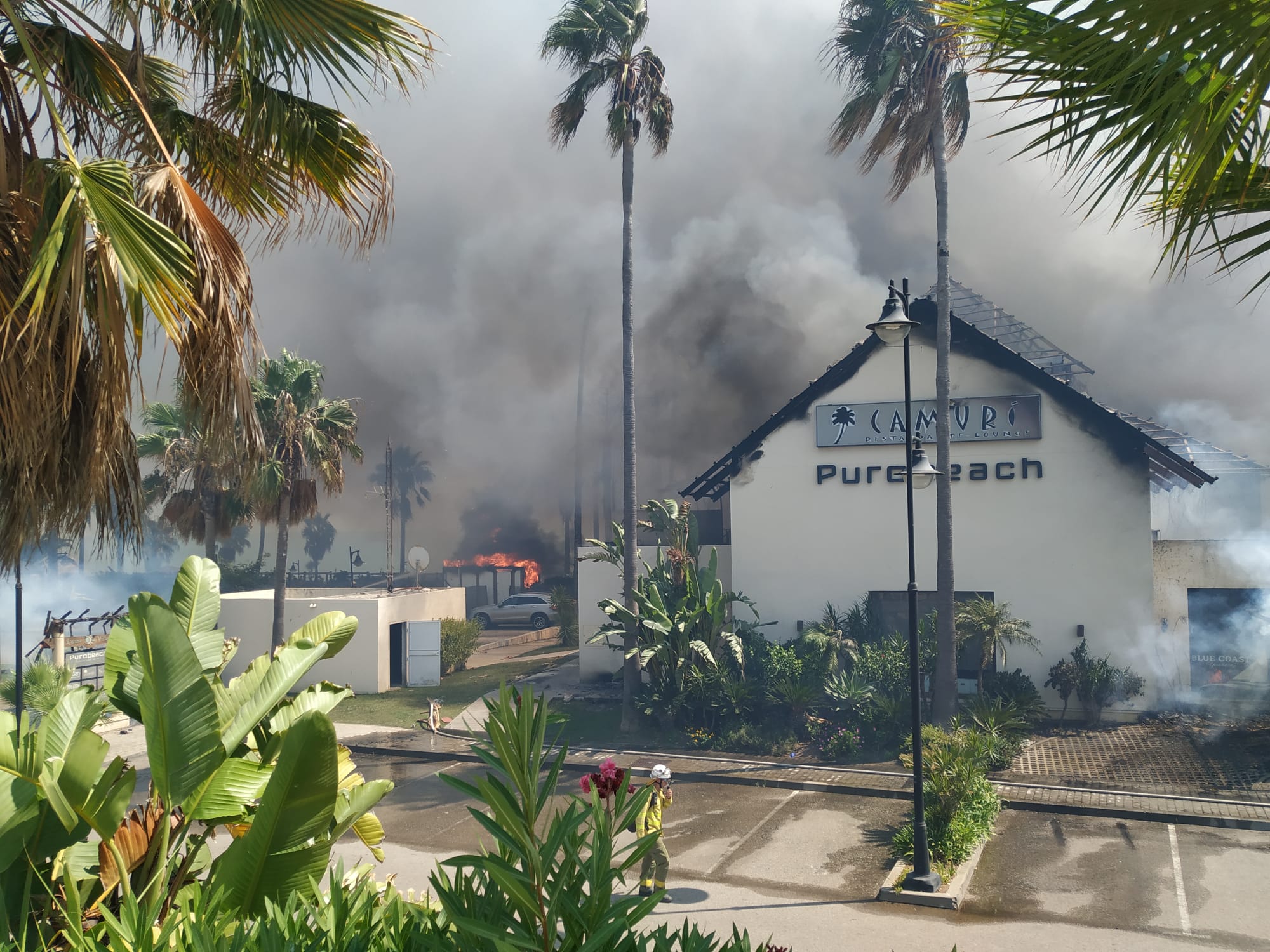 Efectivos del Plan Infoca y del Consorcio Provincial de Bomberos trabajan en la zona
