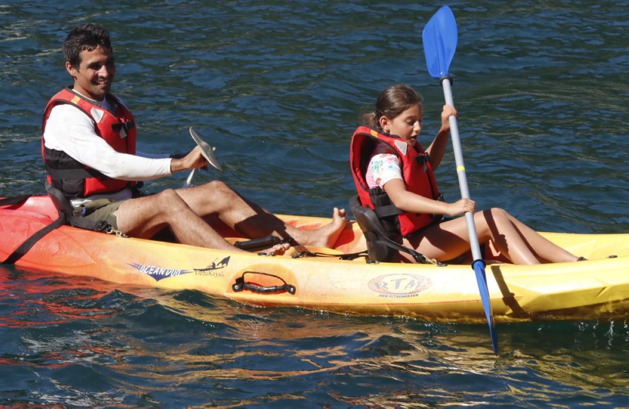 Aficionados de todas las edades recorren la ría en piragua. 
