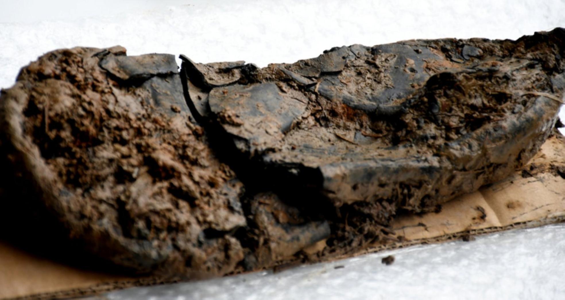 Suela de zapato recuperada en las excavaciones.