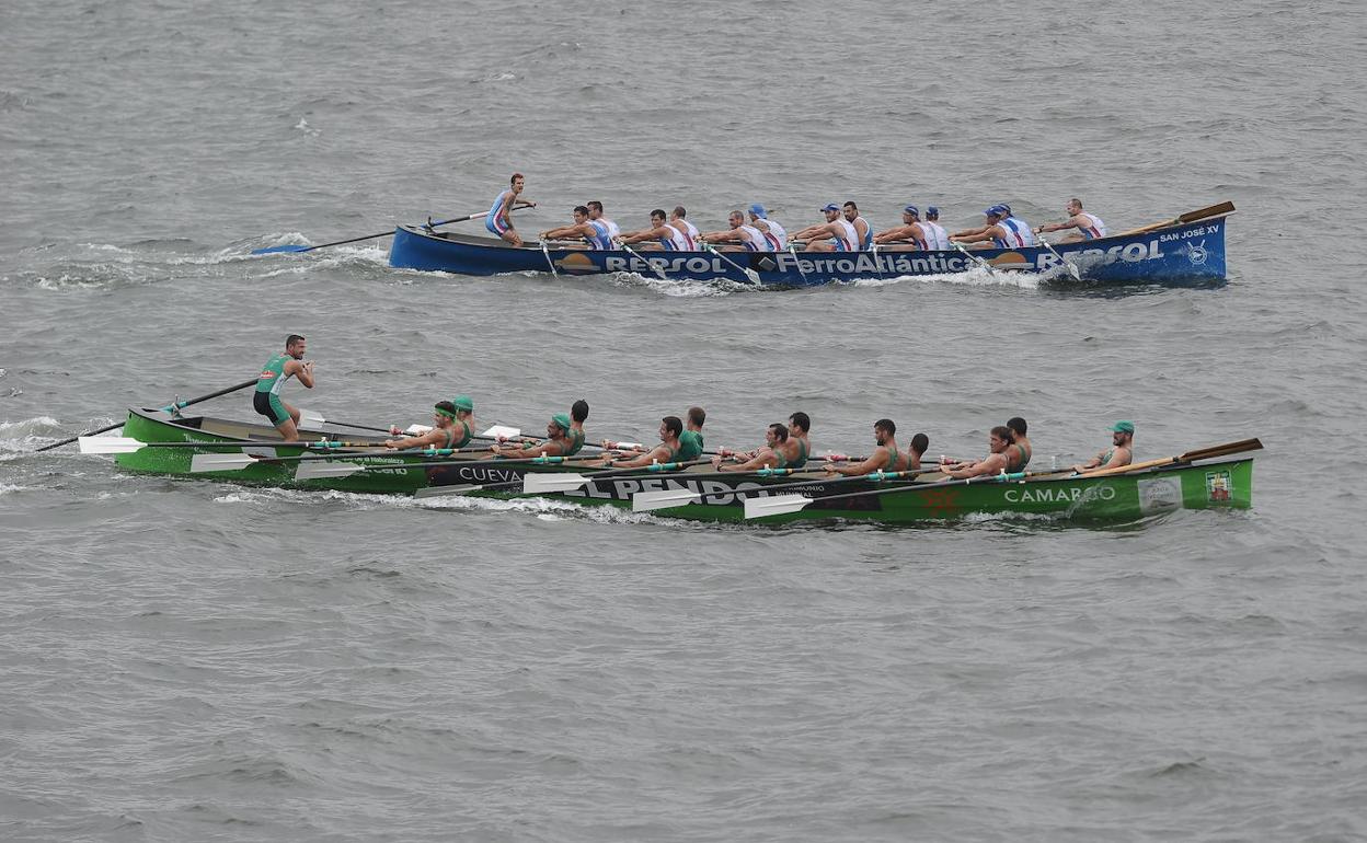 El viento y olas de dos metros hacen imprevisibles los finales ligueros en Castro Urdiales
