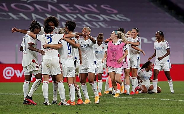 Las futbolistas del Lyon celebran en San Mamés la victoria frente al PSG en semifinales.