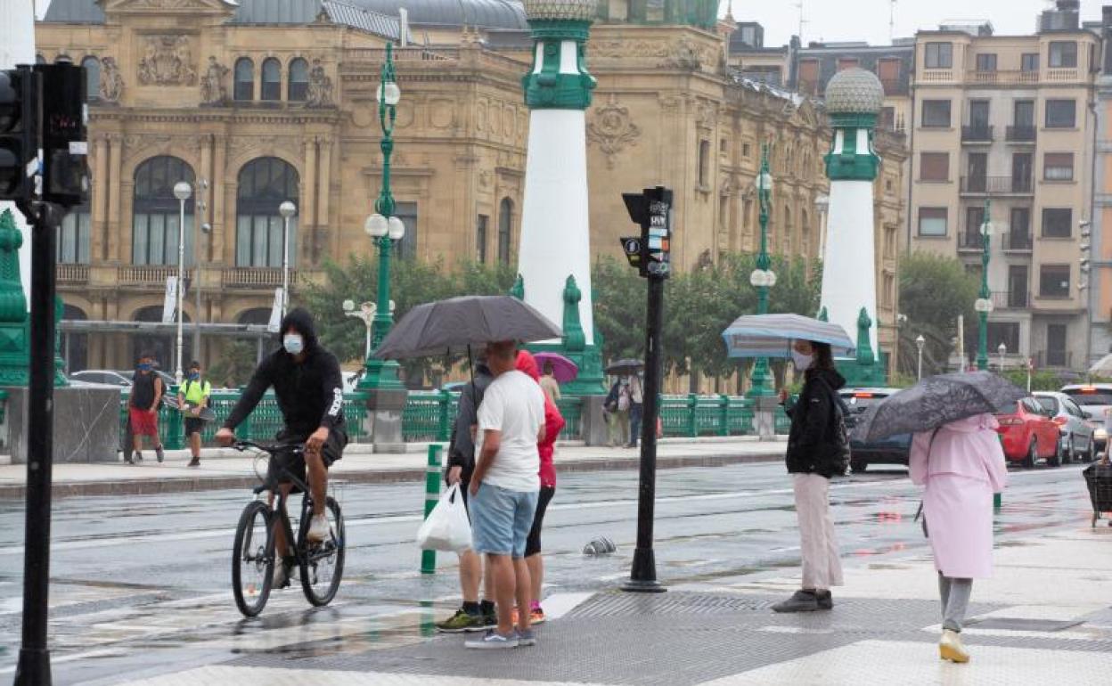 La lluvia obligó ayer a sacar de nuevo el paraguas a la calle. 