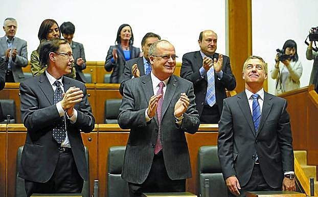 Tras el Gobierno de López, el PNV recupera la Lehendakaritza con un candidato que defiende los consensos. En la imagen, Urkullu tras ser elegido en diciembre de 2012.