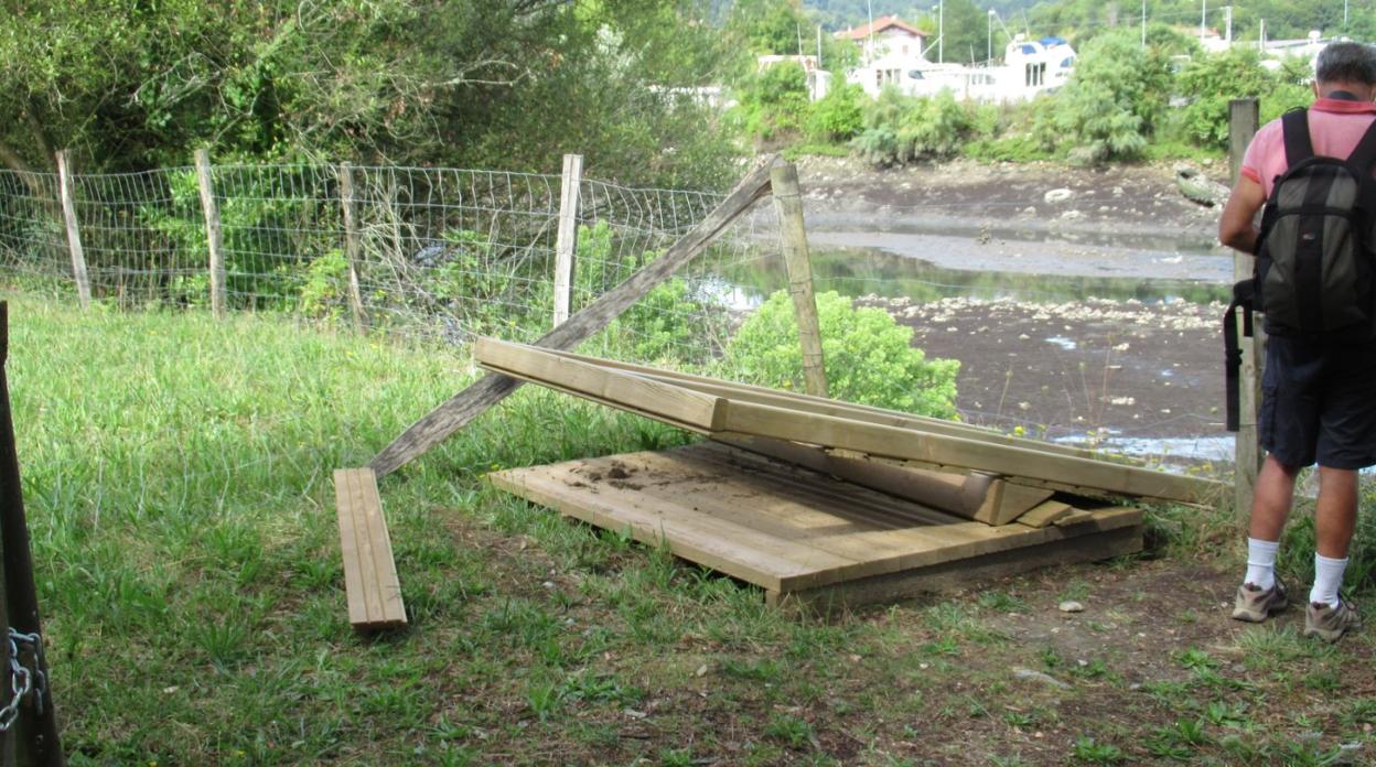 A lo largo del paseo perimetral del espacio protegido pueden observarse numerosos desperfectos en el mobiliario del parque. 