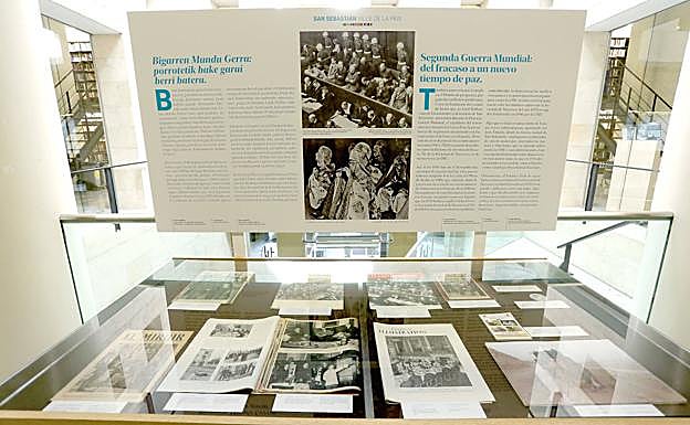 Paneles explicativos, documentos y publicaciones ilustran el viaje. 