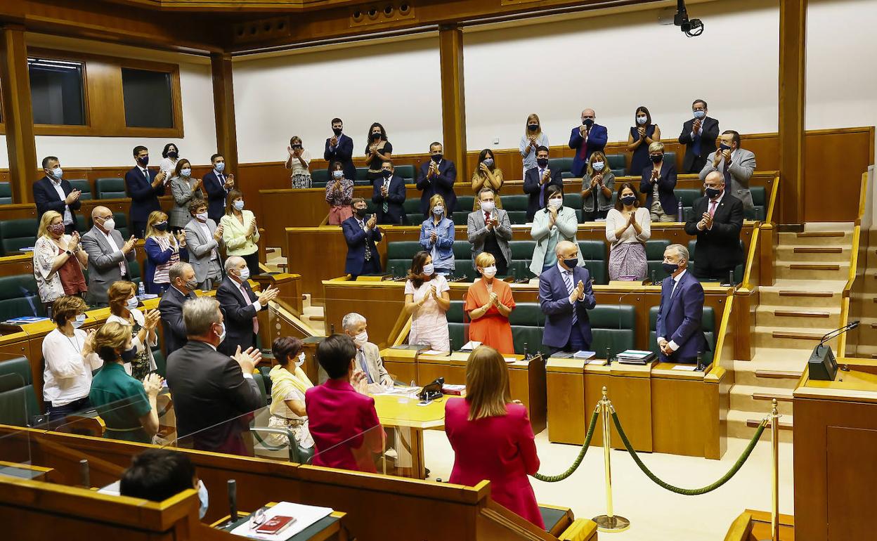 Iñigo Urkullu recibe el aplauso de los diputados de PNV y PSE tras ser elegido ayer lehendakari por tercera legislatura consecutiva. 